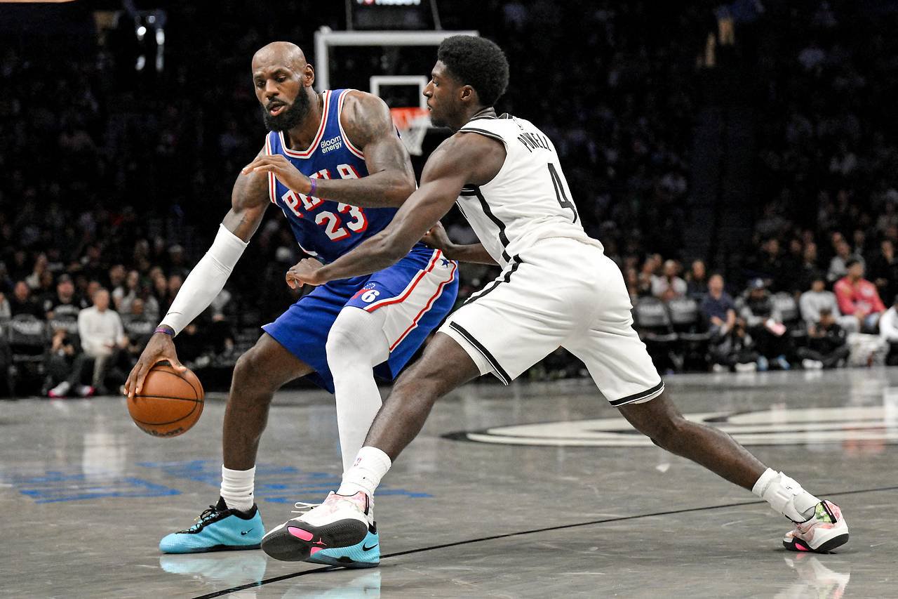 LeBron James (Philadelphia 76ers) und Drake Powell (Brooklyn Nets)