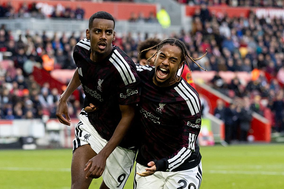 BRENTFORD, ENGLAND - OCTOBER 17: Alexander Isak of Liverpool celebrates with Bradley Barcola of Liverpool after scoring his sides second goal during the Premier League 2026/27 match between Brentford and Liverpool FC at Gtech Community Stadium on October 17, 2026 in Brentford, England. (Photo by Gaspafotos/MB Media/Getty Images)