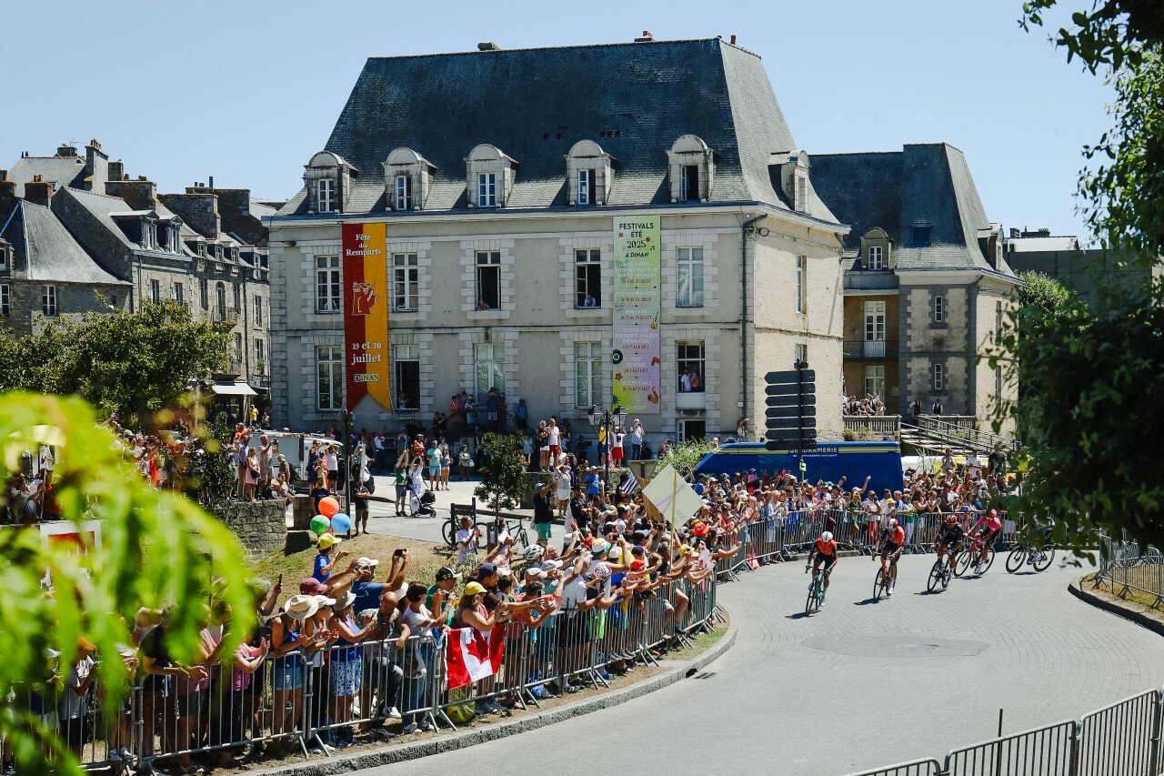 Passage du tour de France à Dinan le 11 juillet 2025 sur la place Duclos