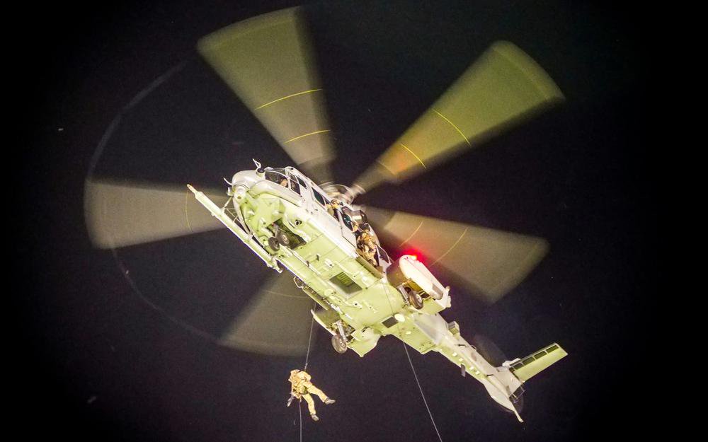 …et dans les airs puisque quatre militaires sont descendus en rappel d’un hélicoptère.