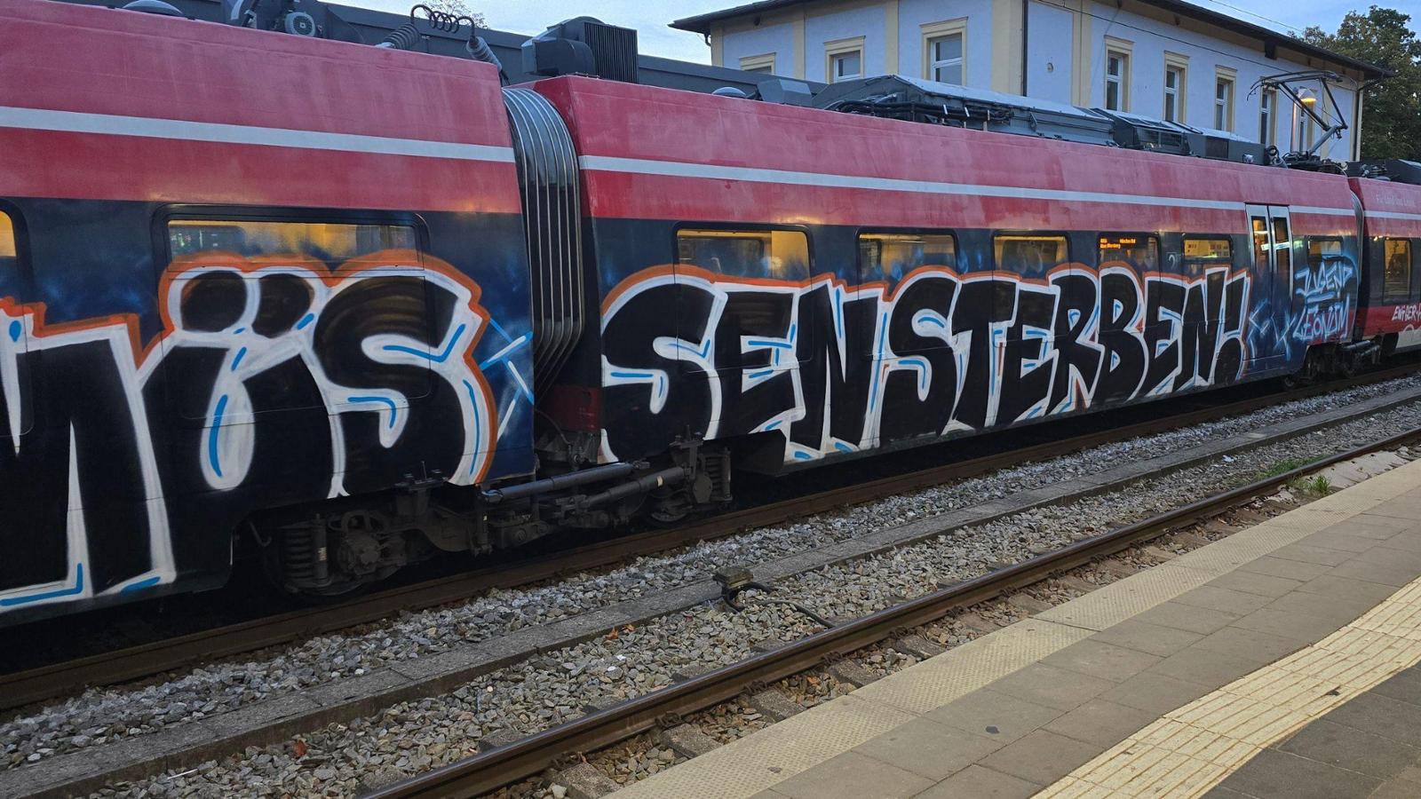 Eine Regionalbahn der Werdenfelsbahn wurde offenbar von Löwen-Fans mit Graffiti bemalt.