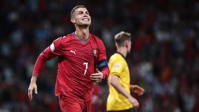 Cristiano Ronaldo segue líder: os jogadores mais bem pagos em 2026 - TVI