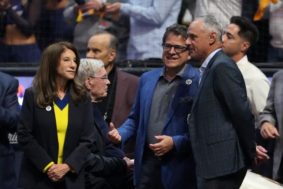 MLB commissioner Rob Manfred speaks with Mark Attanasio, owner of the Milwaukee Brewers.