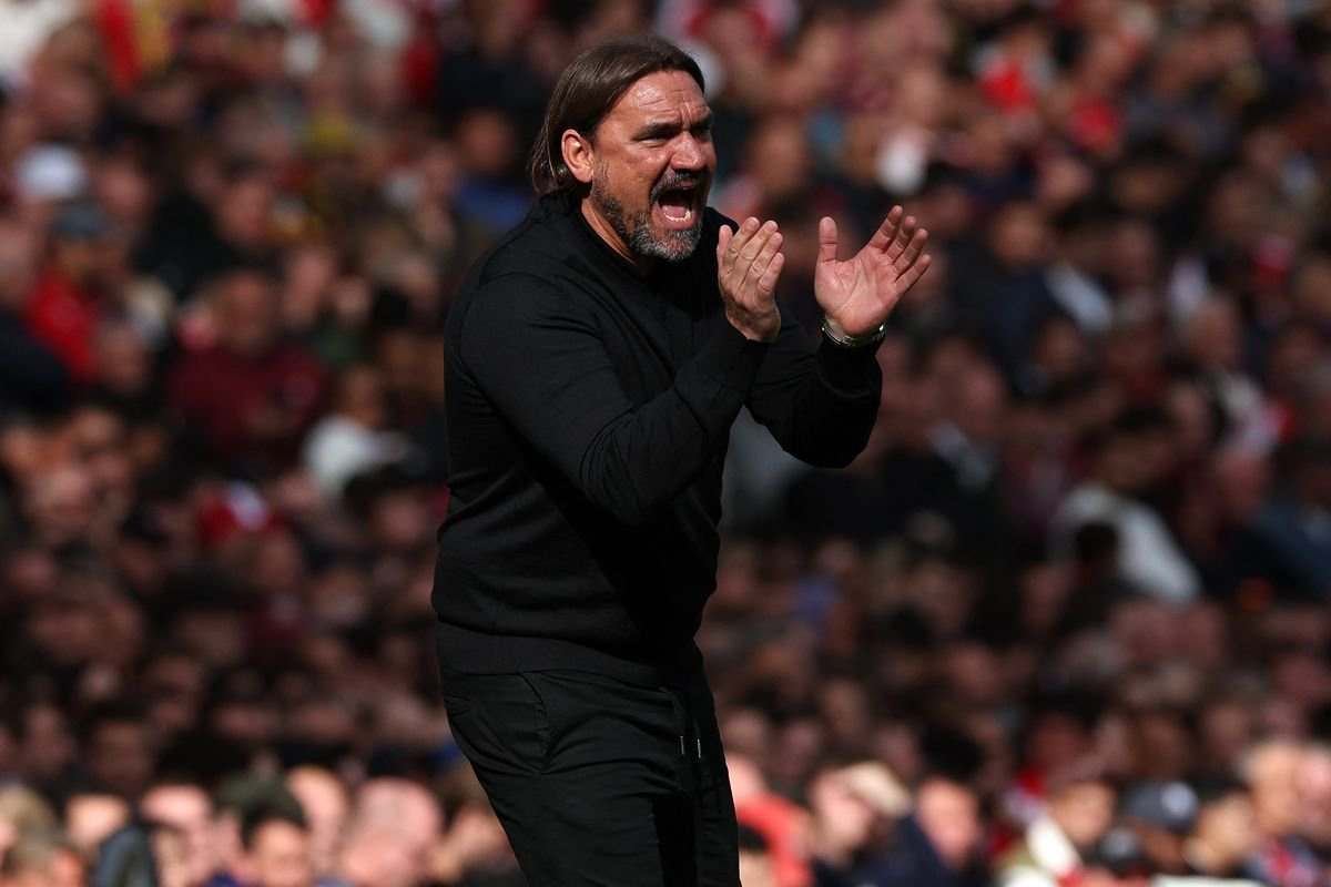 Daniel Farke reacts on the touchline vs Arsenal 