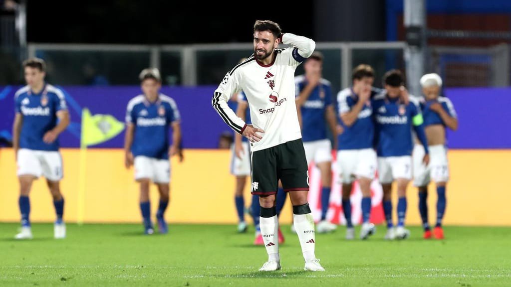 Desilusão de Bruno Fernandes entre os festejos de um dos golos do Como 1907 (Marco Luzzani/Getty Images)