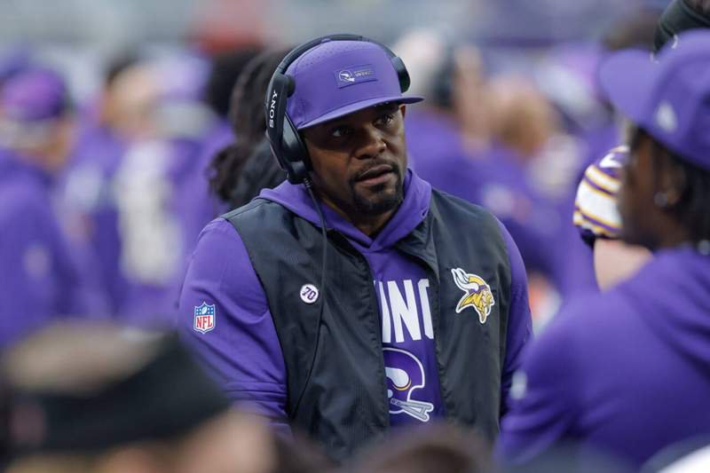 MINNEAPOLIS, MN – JANUARY 04: Minnesota Vikings defensive coordinator Brian Flores looks on during the second half of the NFL, American Football Herren, USA game between the Green Bay Packers and Minnesota Vikings on January 4th, 2026, at U.S. Bank Stadium in Minneapolis, MN. Photo by Bailey Hillesheim/Icon Sportswire NFL: JAN 04 Packers at Vikings EDITORIAL USE ONLY Icon20260104269
