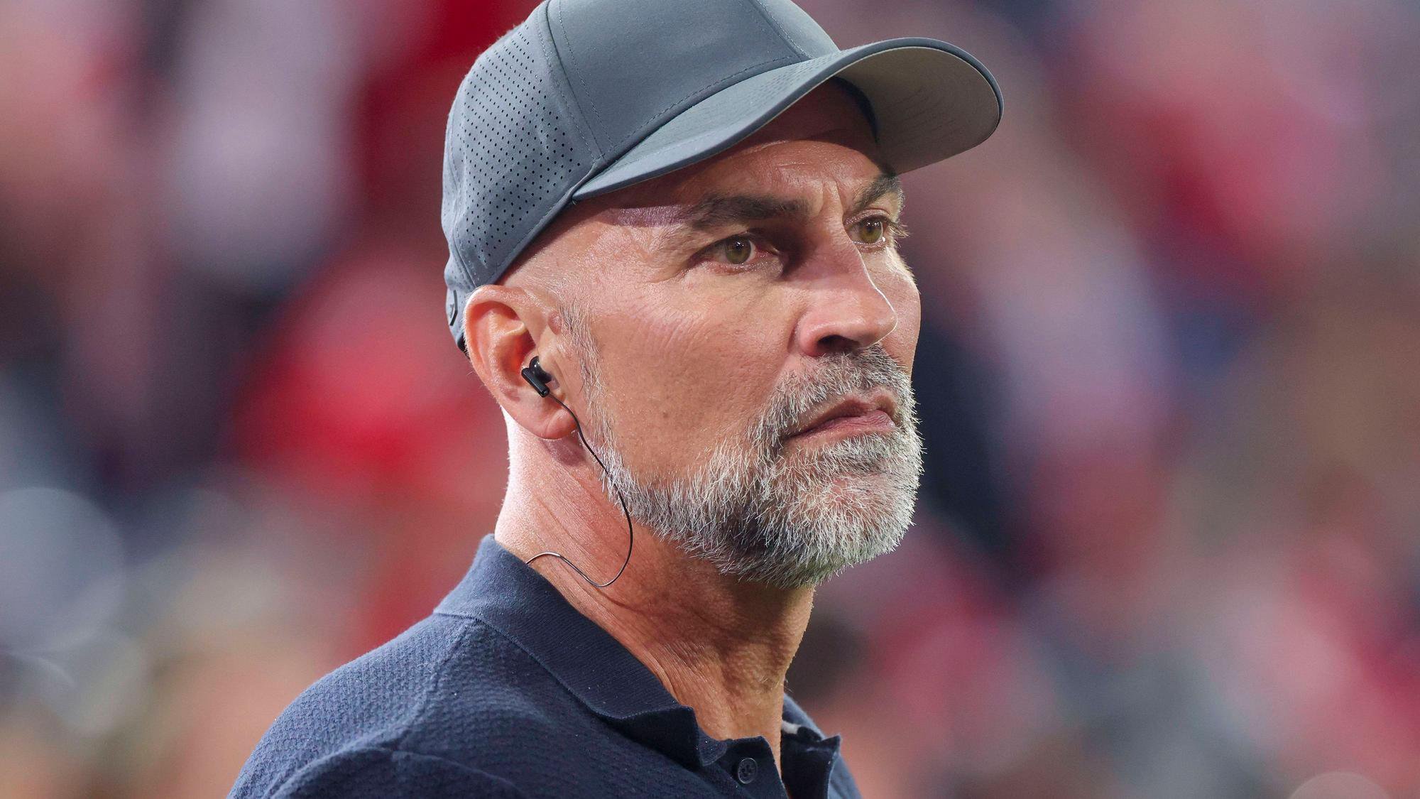 Markus Babbel mit einer Kappe im Stadion