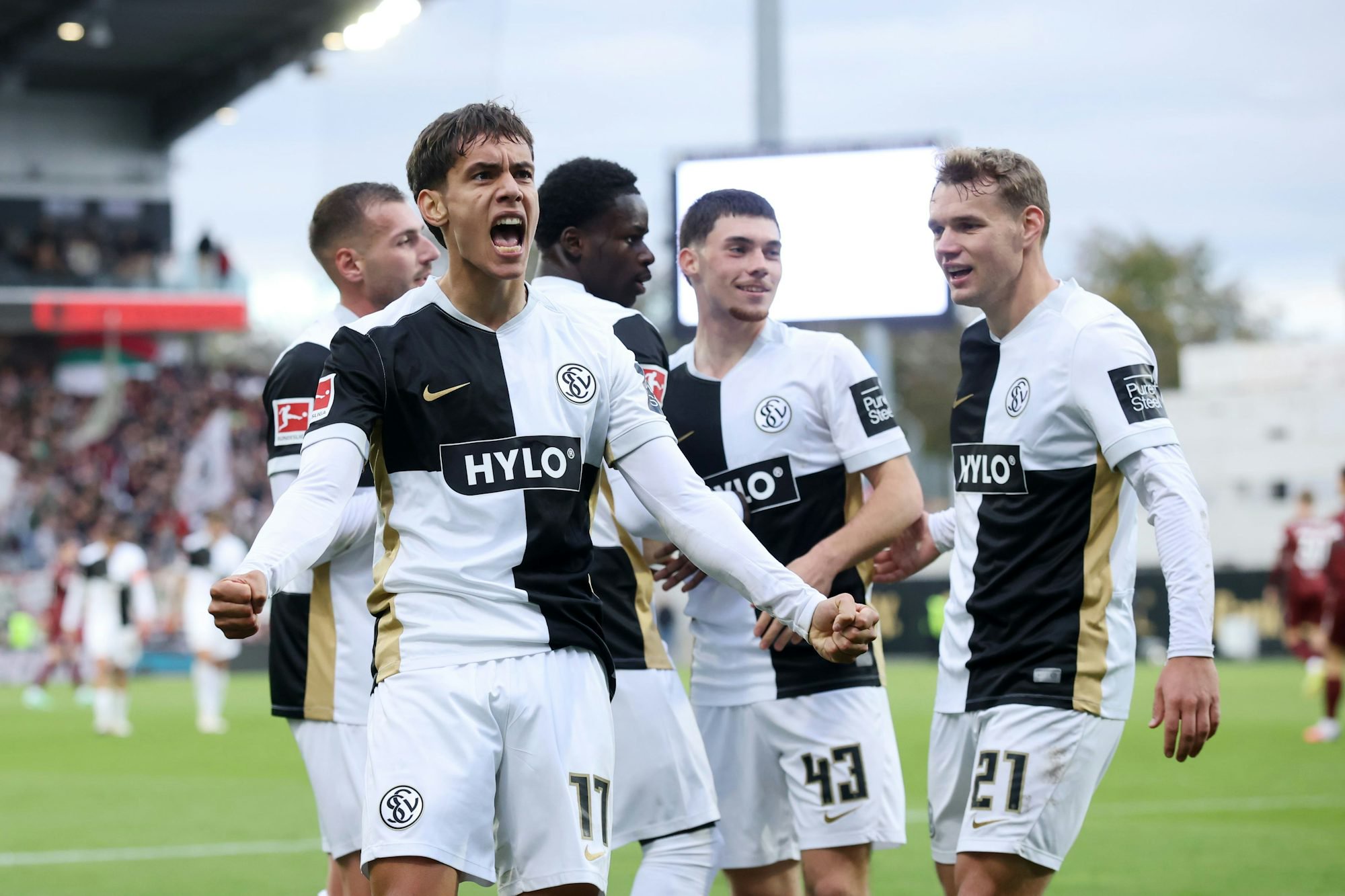 Jubeln nach einem spektakulären Nachmittag: Elversbergs Spieler um den Torschützen zum 4:2,  Frederik Schmahl (links).
