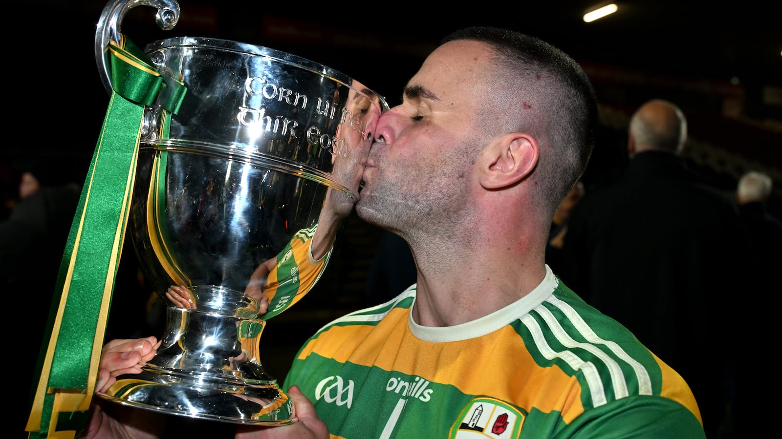Edendork captain Conor Mallon kisses the O’Neill Cup.