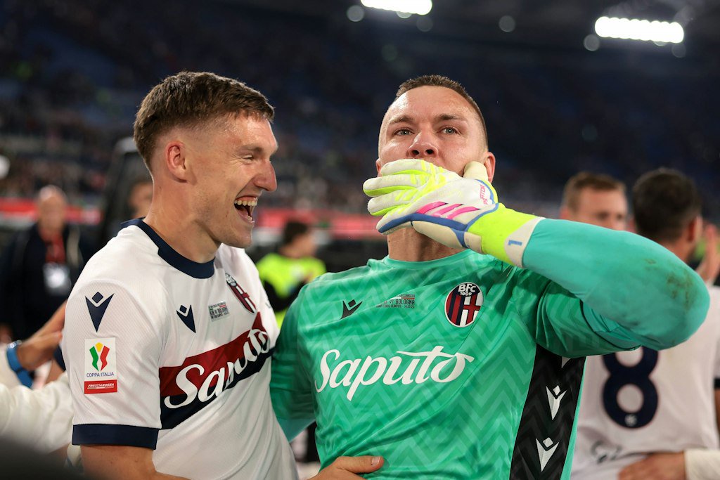 Michel Aebischer (l., hier mit Lukasz Skorupski) wurde mit dem FC Bologna 2025 Pokalsieger in Italien.