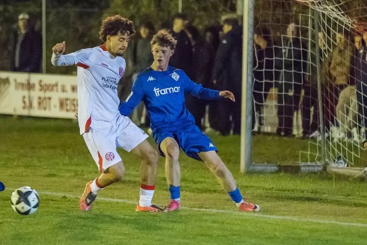 Clever verschleppt FKP-Torschütze Reid Thomas Morman (in Blau) hier das Tempo und lässt den luxemburgischen U19-Nationalspieler 