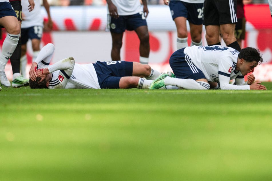 Robin Gosens (l.) und Soufiane El-Faouzi mussten nach dem Horror-Crash beide vom Feld.