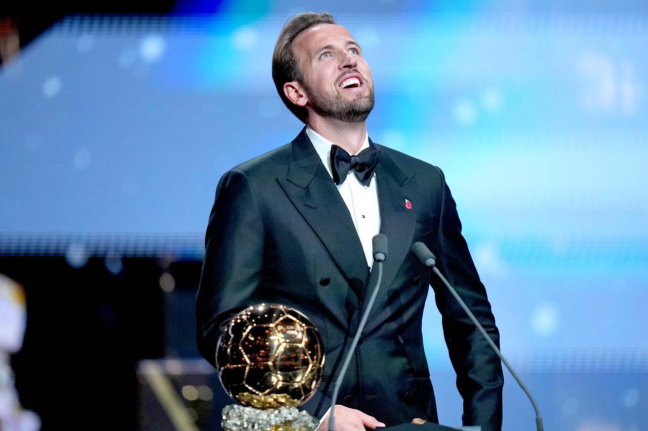 Harry Kane (England) reagiert emotional freudig nach dem Gewinn des Ballon d’Or