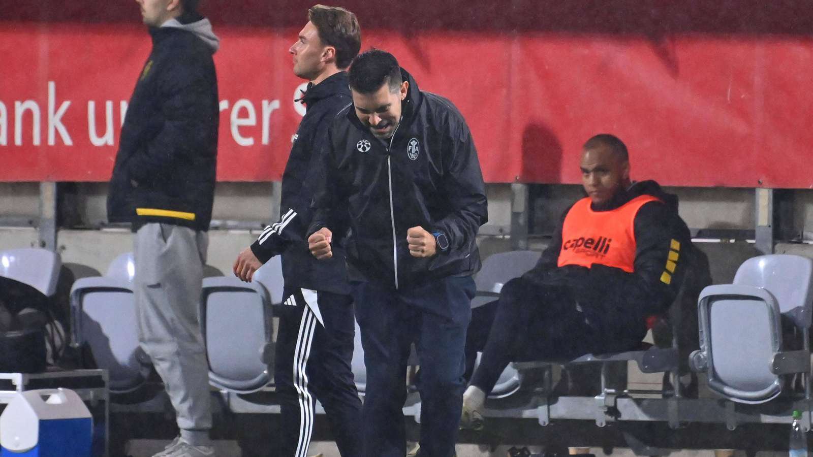 Alper Kayabunar ballt nach dem späten 1860-Sieg gegen Bayreuth die Fäuste