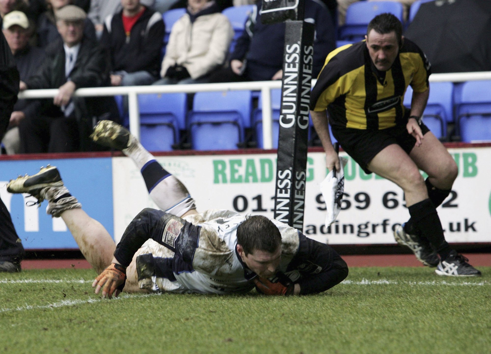 Steve Hanley scores for Sale Sharks during a 2006 match against London Irish.