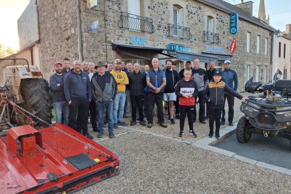 Dimanche matin, les bénévoles du MCGM se sont retrouvés au bourg du Merzer où ils ont formé des équipes pour partir défricher et bonifier le tracé de l'ultime étape du championnat de Bretagne 2026 d'enduro.