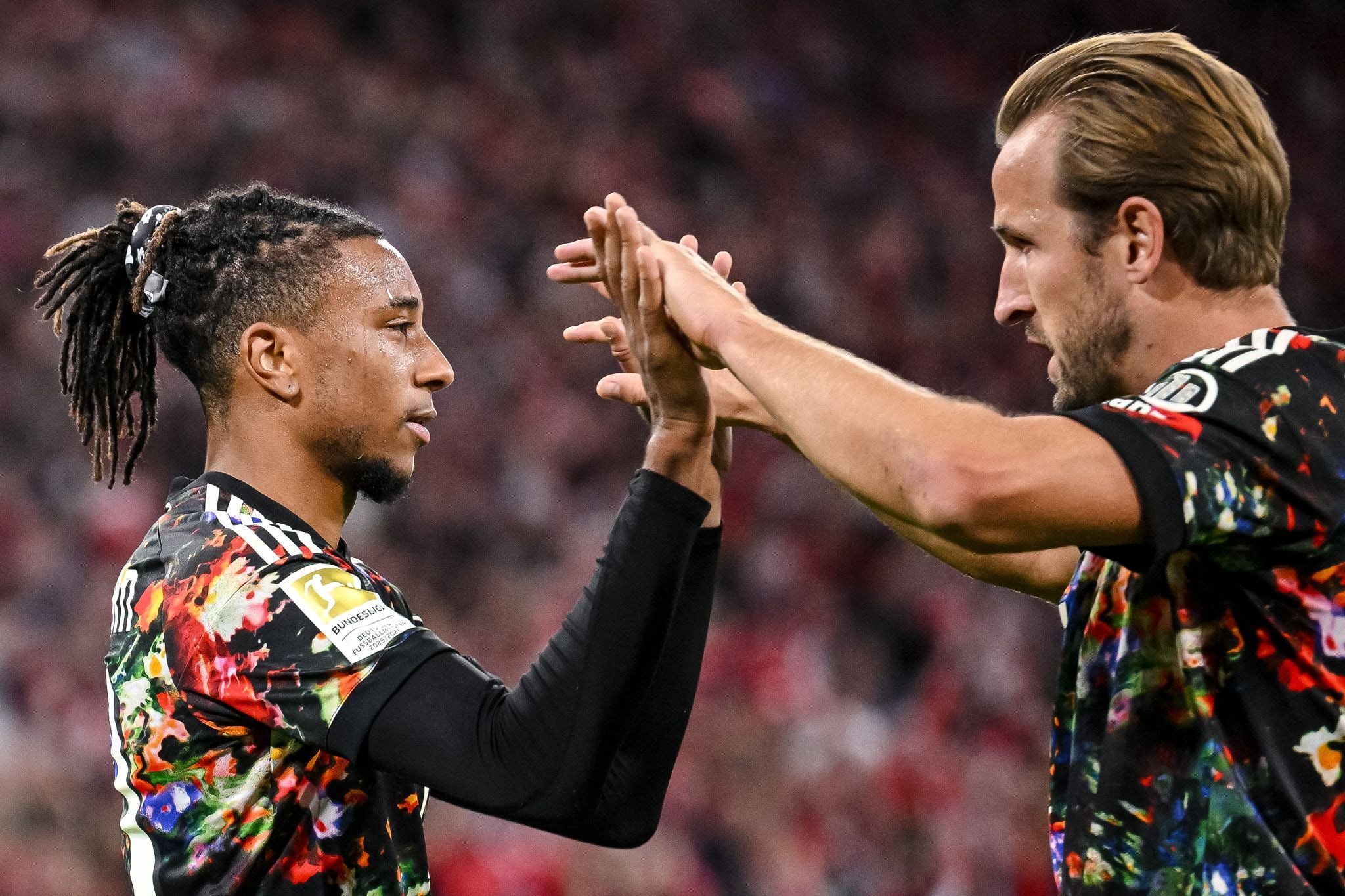 Michael Olise (l) jubelt mit Harry Kane