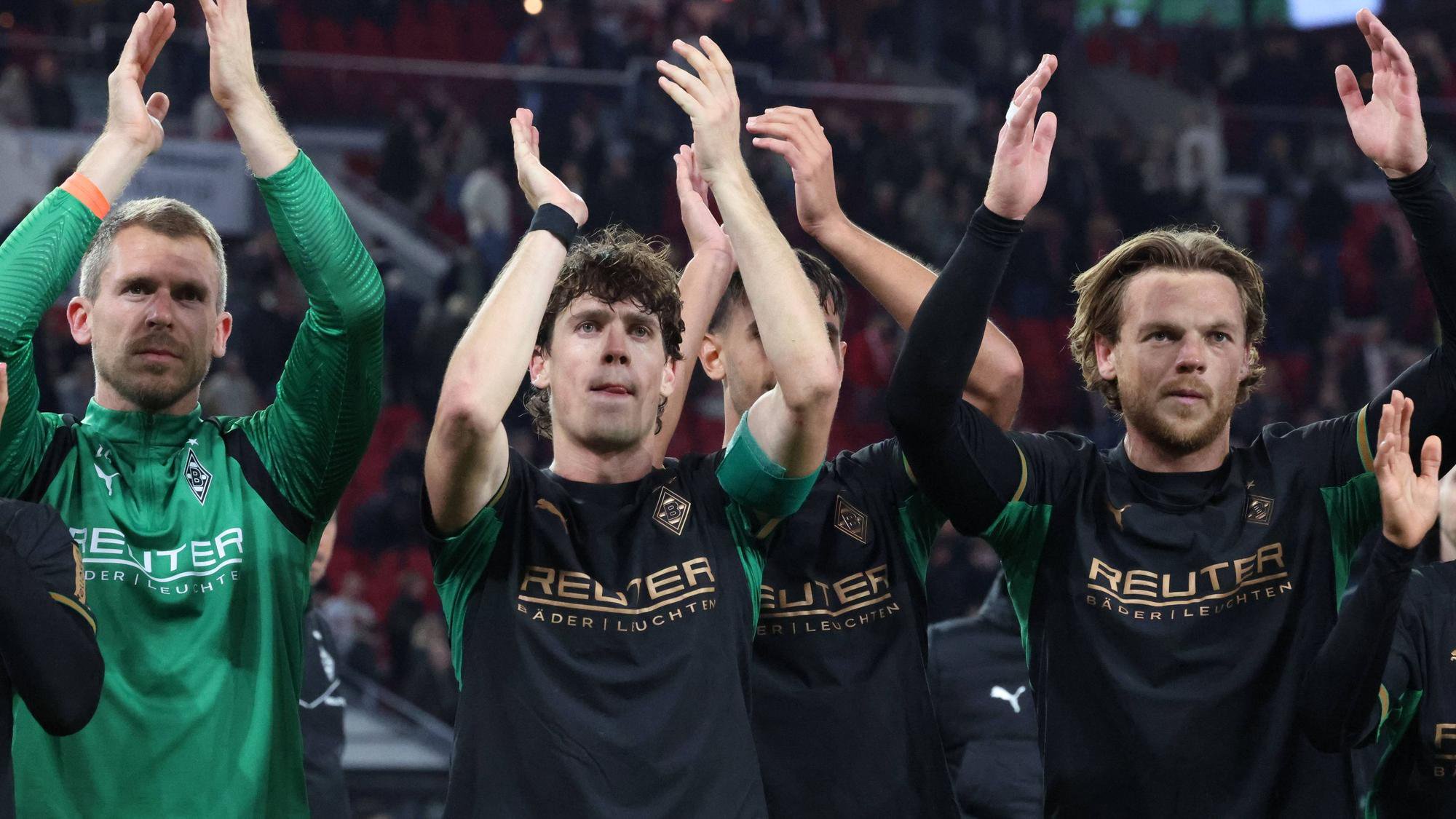 Philipp Sander und Mitspieler von Borussia Mönchengladbach klatschen