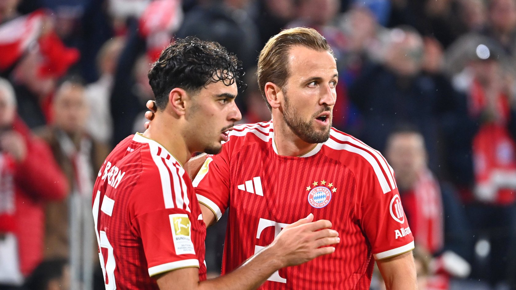 Harry Kane (r.) mit Bayern-Kollege Aleksandar Pavlovic