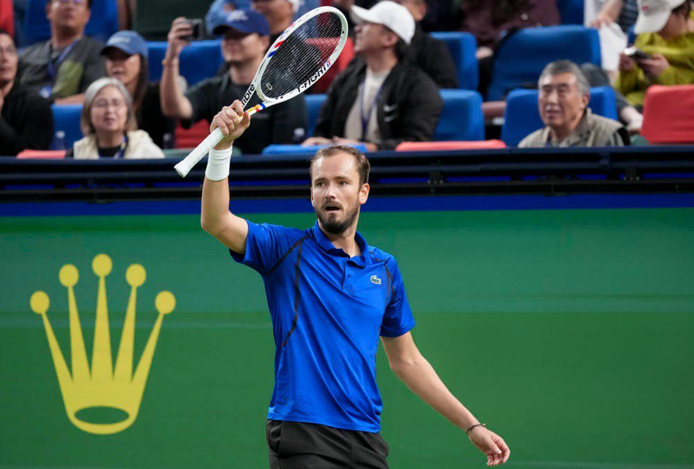 Daniil Medvedev trifft in einer Ausstellung in Moskau auf Andrey Rublev, was die Rivalität neu entfacht.