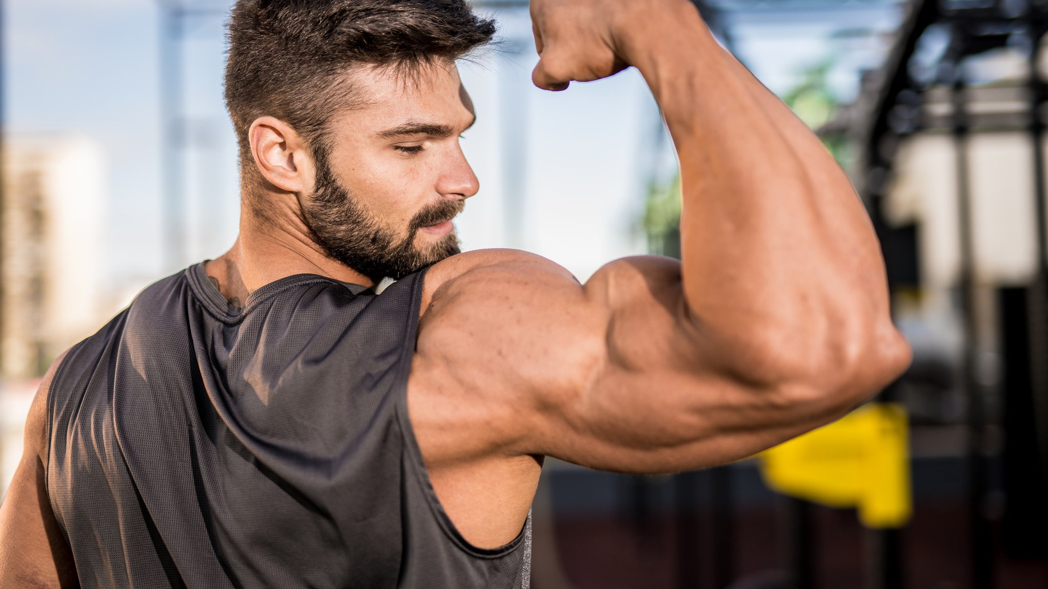Bodybuilder flext Bizeps