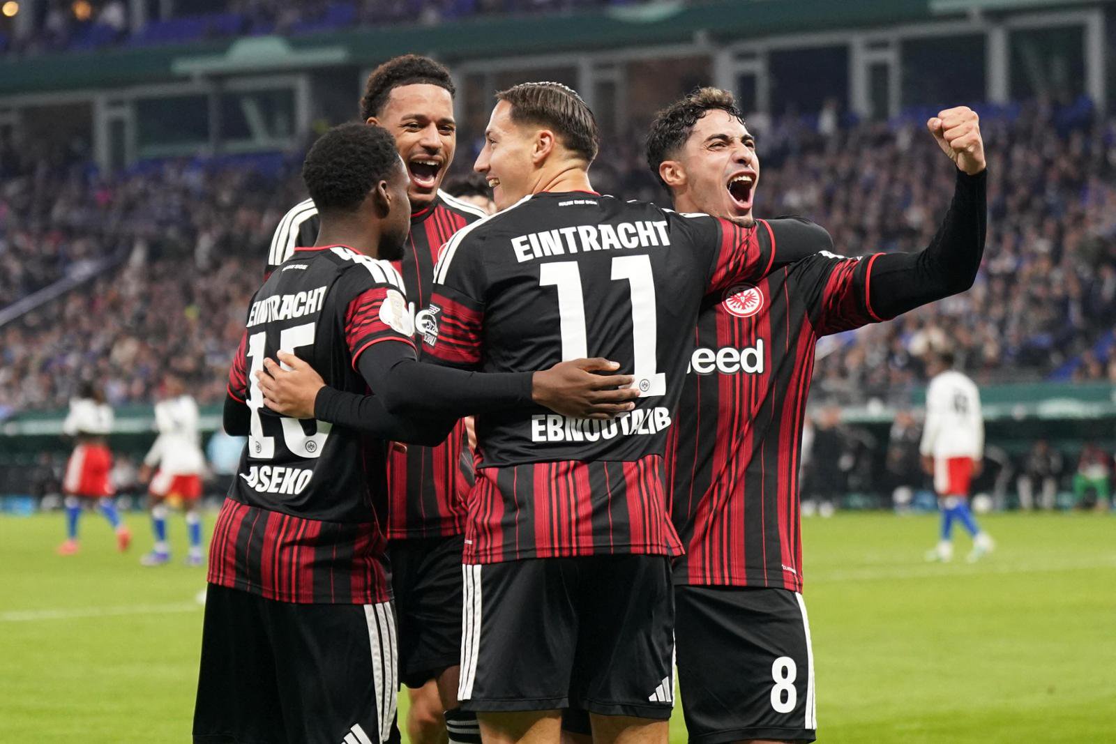 Fares Chaibi (Rückennummer 8) jubelt mit der Eintracht-Mannschaft 