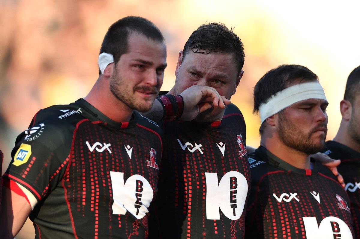 Lions players observe a moment of silence in honour of their teammate Hyron Andrews