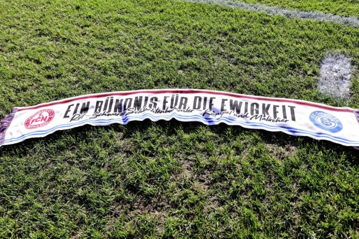 Ein Freundschaftsschal von Schalke und Nürnberg mit der Aufschrift "Ein Bündnis für die Ewigkeit".