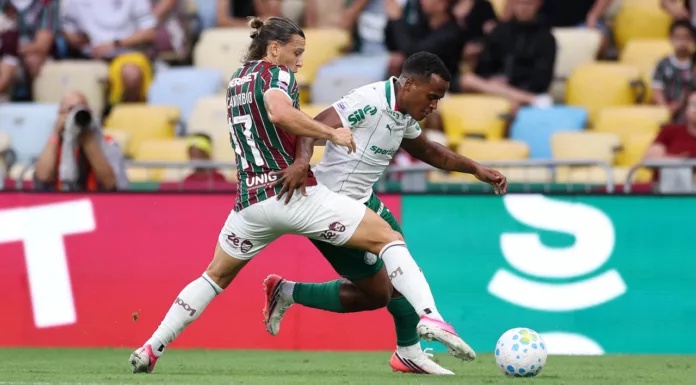 O jogador Jhon Arias, da SE Palmeiras, disputa bola com o jogador do Fluminense FC, durante partida válida pela vigésima terceira rodada, do Campeonato Brasileiro, Série A, no Estádio do Maracanã. (Foto: Cesar Greco/Palmeiras/by Canon)