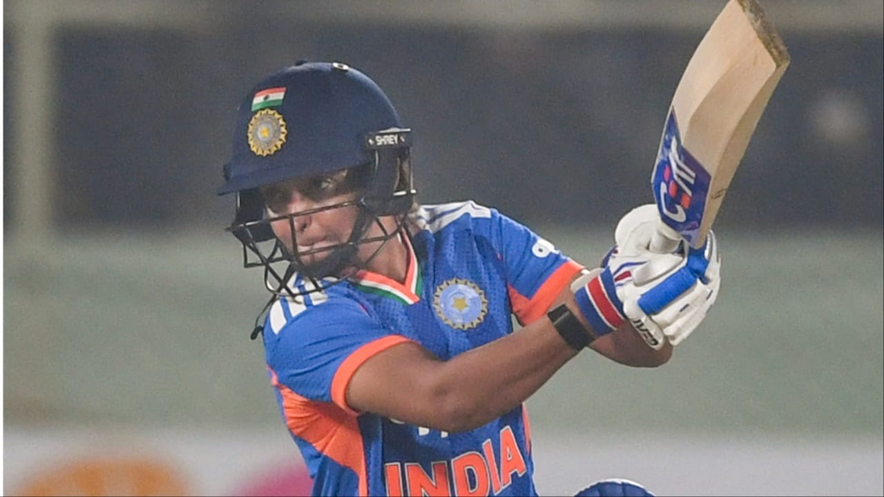 महिला T20 वर्ल्ड कप 2026 में हरमनप्रीत कौर 200 T20I मैच खेलने वाली पहली खिलाड़ी बन सकती है. 197 T20I खेल चुकी हरमन अपने 200वें T20I से 3 मुकाबले दूर हैं. वर्ल्ड कप में साउथ अफ्रीका के खिलाफ 21 जून को खेला जाने वाला मैच हरमनप्रीत कौर के T20I करियर का 200वां मैच हो सकता है. (Photo: PTI)