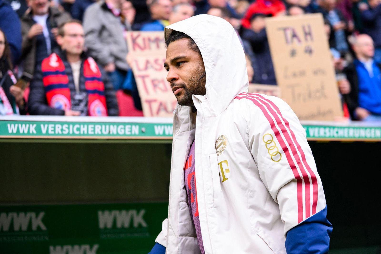 10.10.2026, Bayern, Augsburg: Fußball, Männer: Bundesliga, FC Augsburg - Bayern München, 5. Spieltag, WWK-Arena. Serge Gnabry (Bayern München) läuft vor dem Spiel auf die Ersatzbank. Foto: Tom Weller/dpa +++ dpa-Bildfunk +++