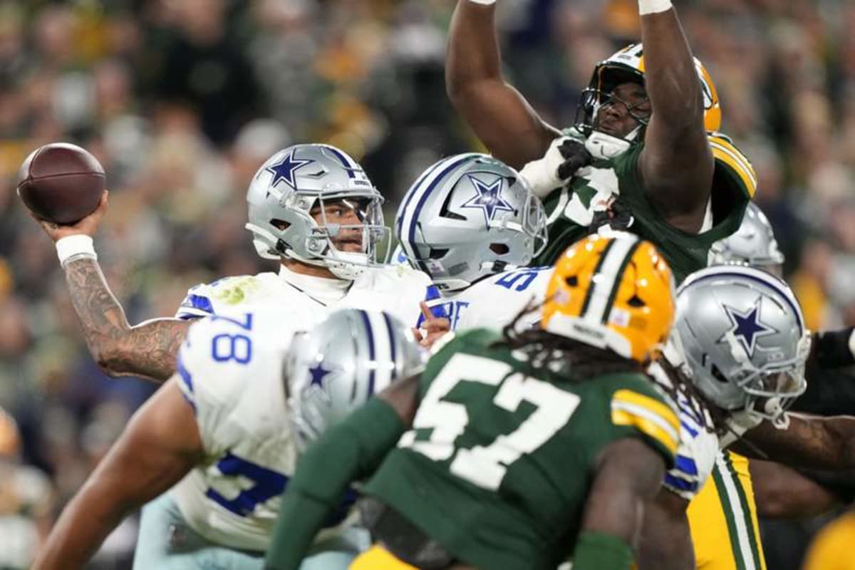 Dallas Cowboys quarterback Dak Prescott (4) passes against the Green Bay Packers during the second half at Lambeau Field. (Jeff Hanisch-Imagn Images)