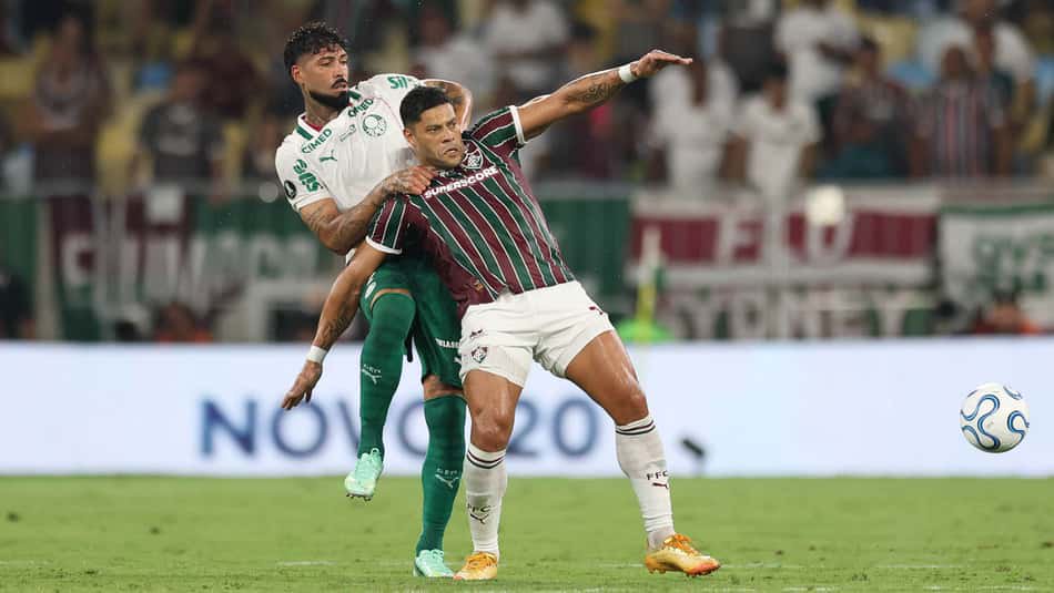 Alexander Barboza disputa a bola com Hulk no 2 a 1 do Palmeiras sobre o Fluminense
