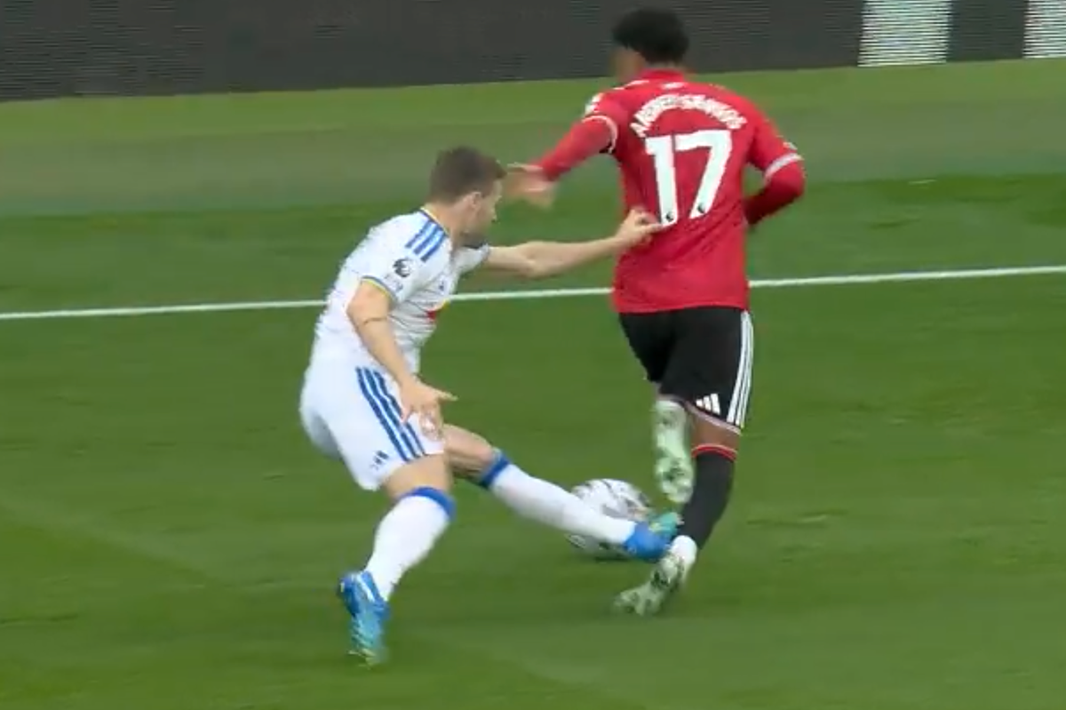 Gabriel Gudmundsson catches Andrey Santos