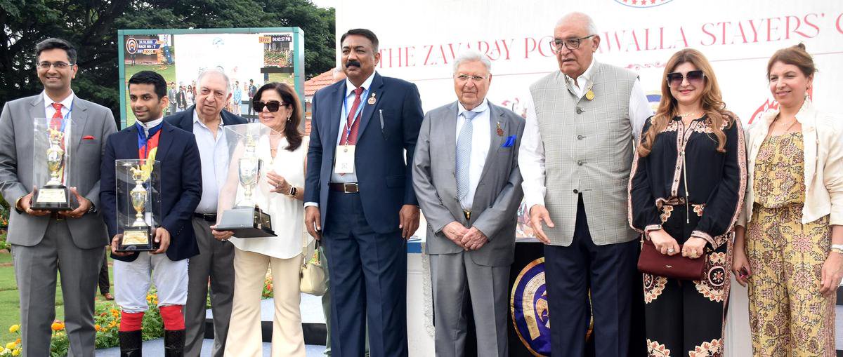 Dyf’s trainer Adhiraj S. Jodha, jockey Yash Narredu, A.S. Narielwala, Anita J. Captain, Mysore Race Club chairman K.T. Balakrishnan, Zavaray S. Poonawalla, K.N. Dhunjibhoy, Delna Poonawalla & Simone Poonawalla Pandole after the presentation of the Zavaray Poonawalla Stayers’ Cup.