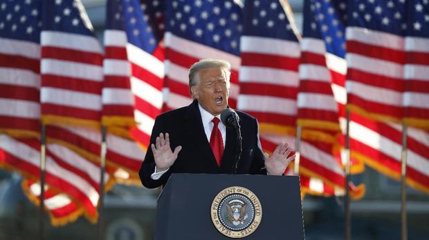 President Donald Trump speaks to crowd before boarding Air Force One at Andrews Air Force Base, Md., Wednesday, Jan. 20, 2021.(AP Photo/Luis M. Alvarez)