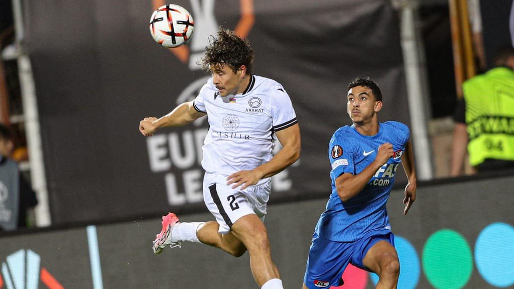 Liga Europa: Hugo Oliveira e Ayoub Oufkir no Ararat-AZ Alkmaar (VAHRAM BAGHDASARYAN/EPA)