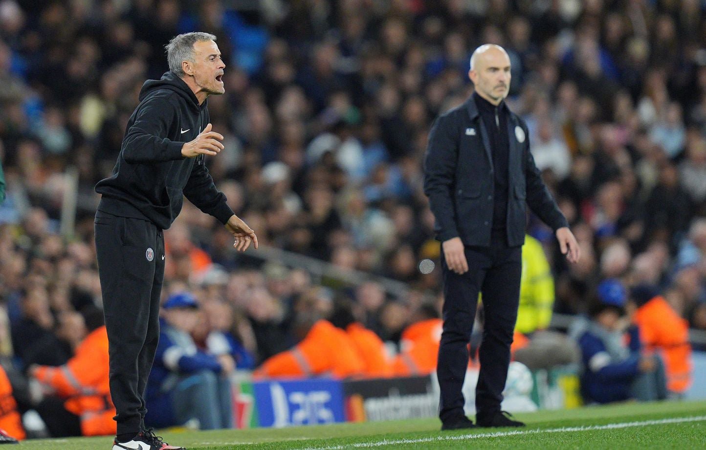 L'entraîneur du PSG Luis Enrique devant celui de Manchester City Enzo Maresca lors de la victoire parisienne à l'Etihad Stadium en Ligue des champions, le 14 octobre 2026.