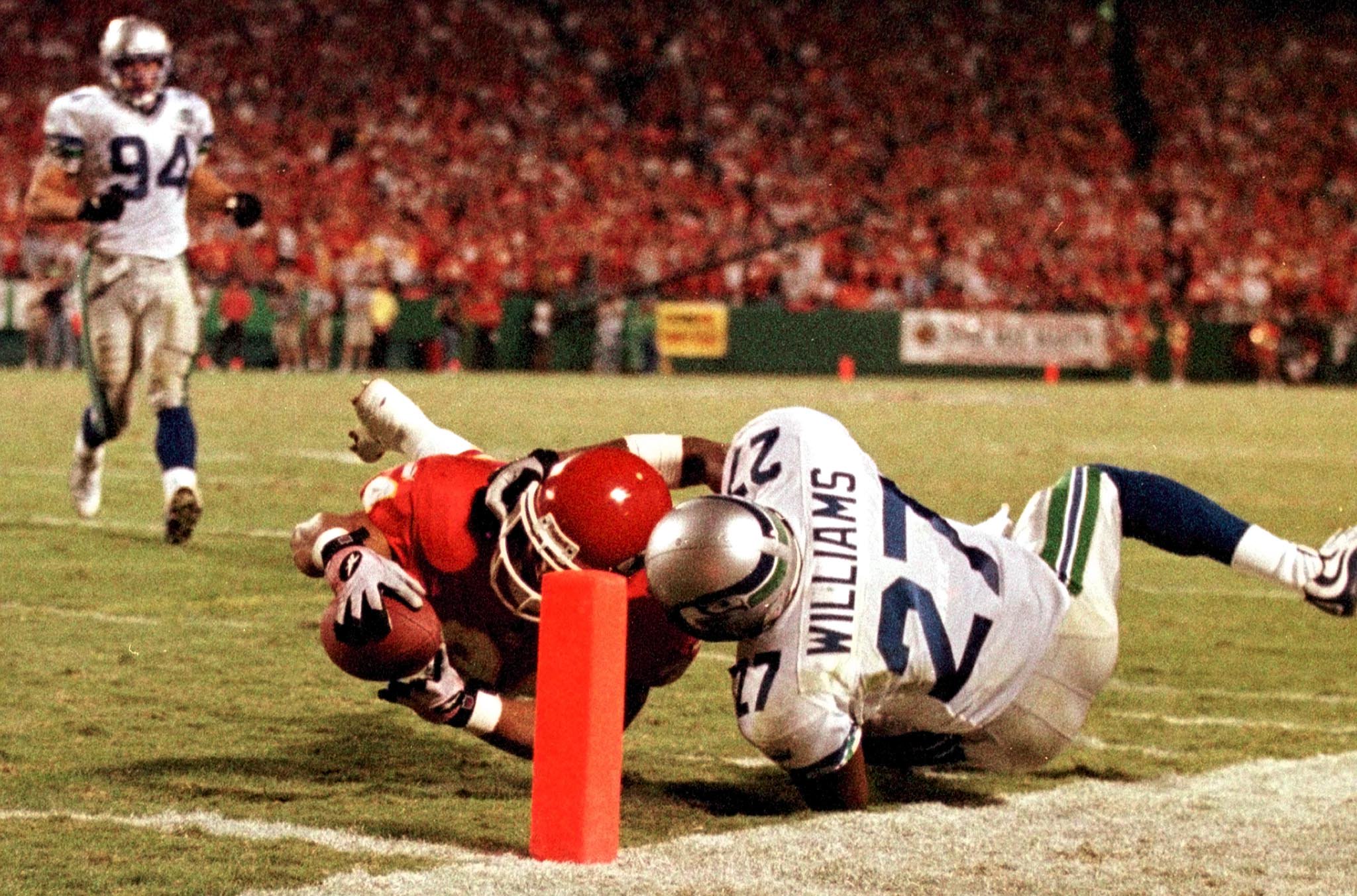 Kansas City Chiefs Mike Cloud (34) dives for the goal line and the game winning touchdown as Seattle Seahawks Willie Williams (27) tries to stop him in Kansas City, October 2, 2000.

JT/JP