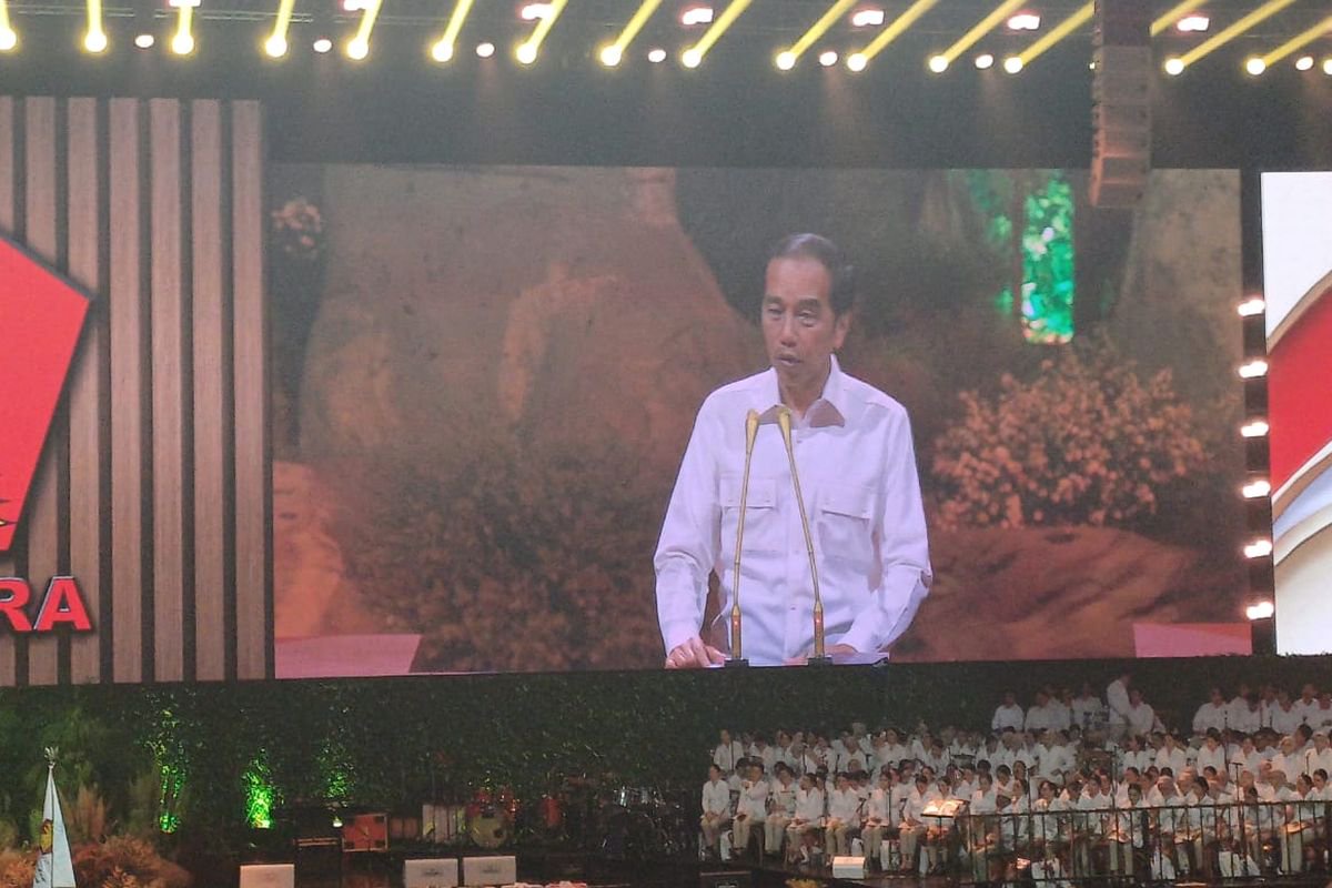 Presiden Ke-7 RI, Joko Widodo (Jokowi) saat memberikan sambutan dalam acara HUT ke-17 Partai Gerindra di Sentul, Bogor, Sabtu (15/2/2025).