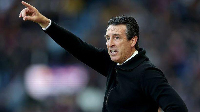 Unai Emery pointing