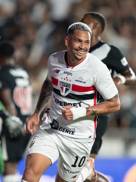 Luciano comemora gol do São Paulo contra o Vasco, no estadio Sao Januario, pelo Brasileirão