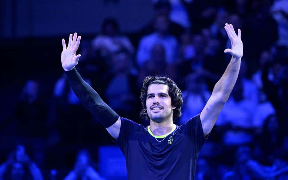 Carlos Alcaraz no ATP de Viena, com os braços erguidos em celebração