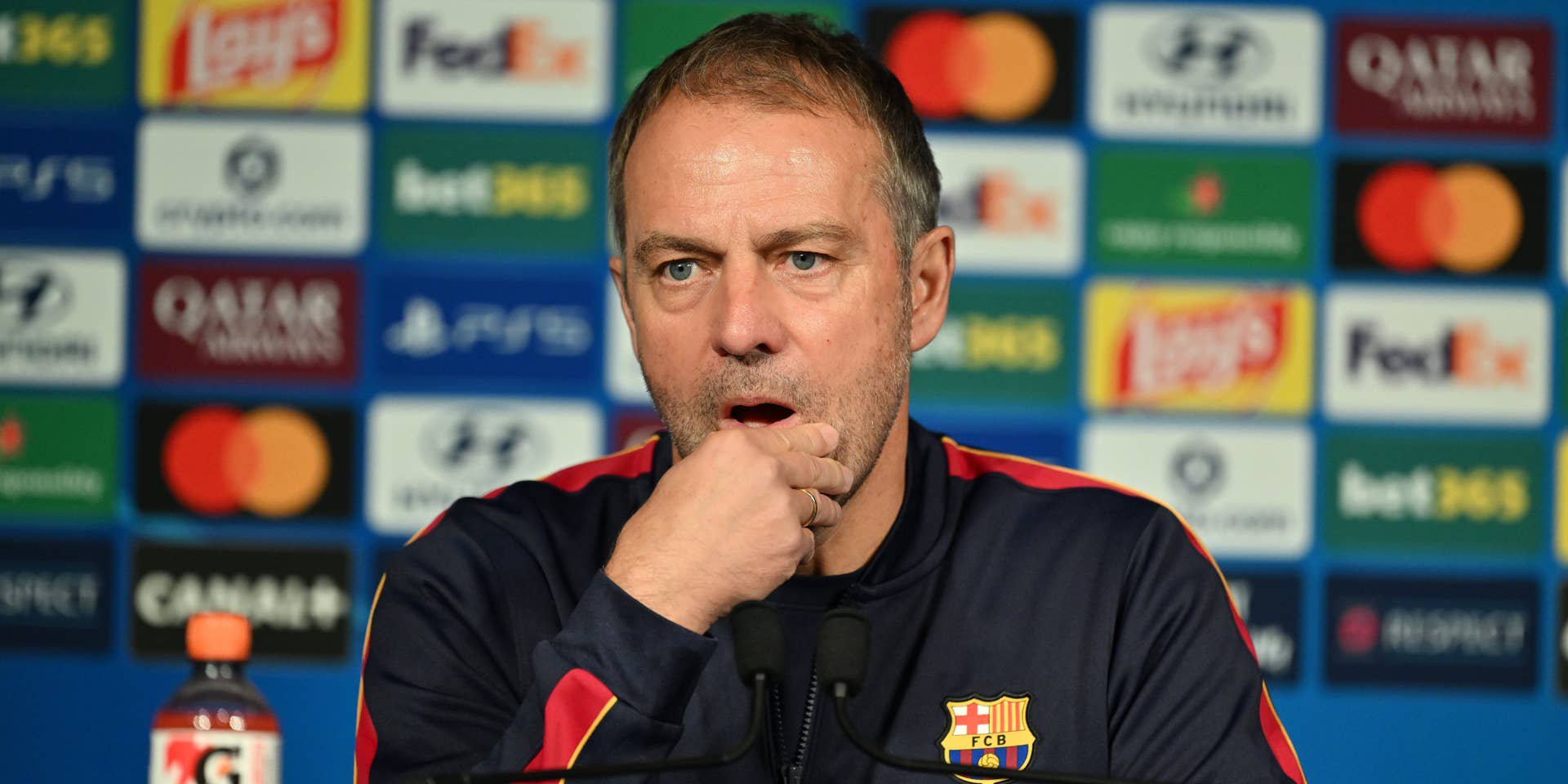 Barça-Trainer Hansi Flick vor dem Champions-League-Kracher gegen PSG – die UEFA sorgt mit einer ungewöhnlichen Trikot-Entscheidung für Wirbel.