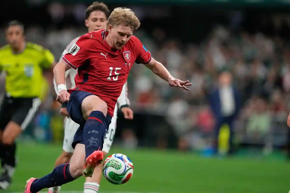 Juventus pursues Pavel Šulc as Lyon sets €50M price tag