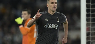 Juventus requires a late goal to beat Lazio 3-2 on aggregate and reach the Italian Cup final