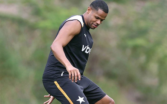 Júnior Santos trabalha duro no Espaço Lonier 