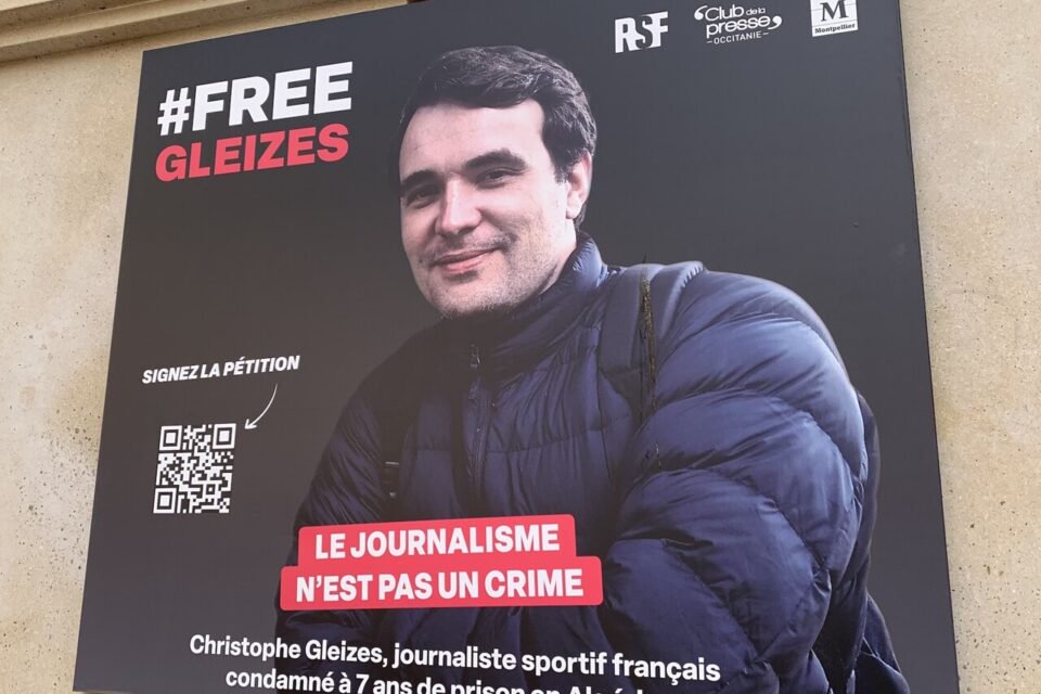 Un portrait de Christophe Gleizes est affiché devant le club de la presse et à la mairie de Montpellier.
