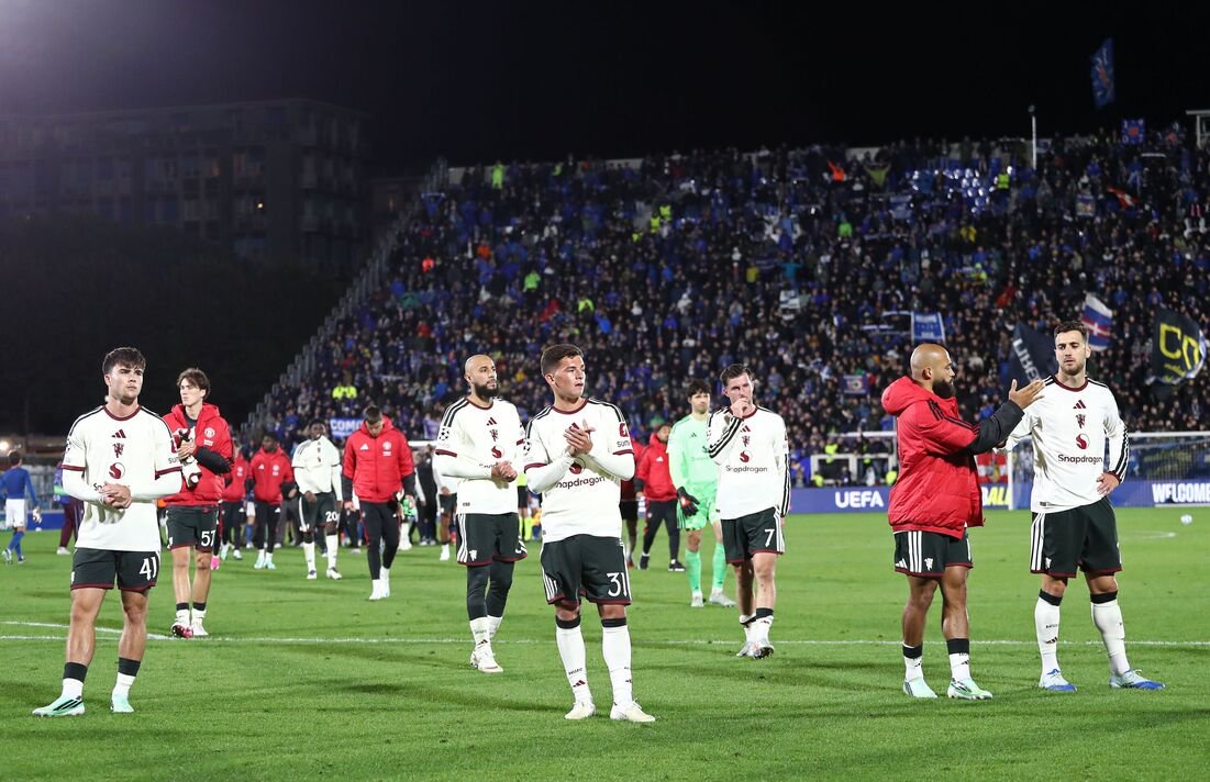 Manchester United players after losing to Como