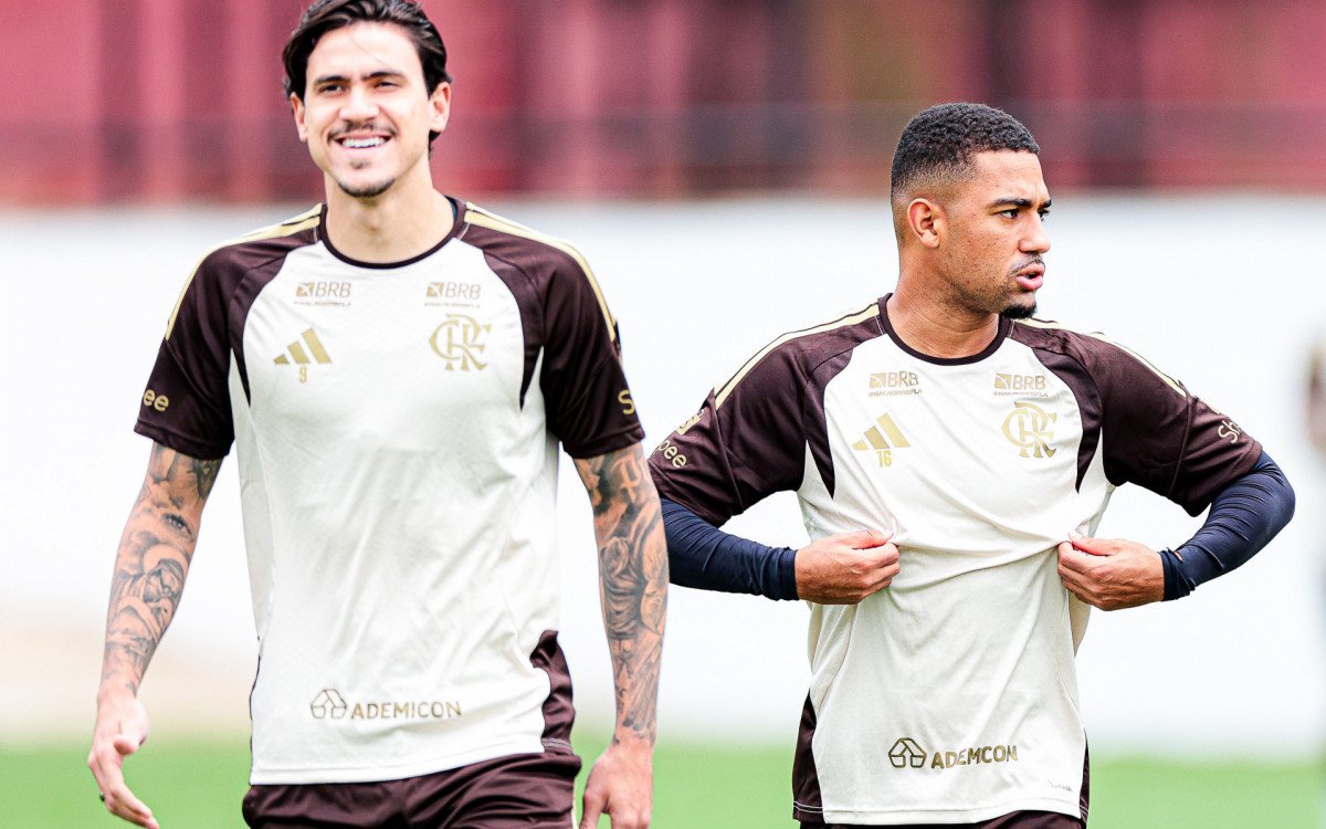 Os atacantes Pedro (E) e Samuel Lino, do Flamengo